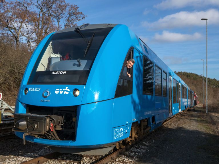 Hidrojenle çalışan ilk tren 2018’de Aşağı Saksonya’da seferlerine başladı. Hidrojenle çalışan ilk tren 2018’de Aşağı Saksonya’da seferlerine başladı.