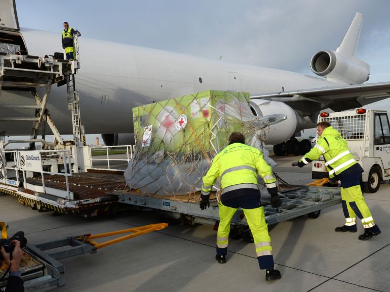 Załadunek materiałów pomocowych na lotnisku w Berlinie.