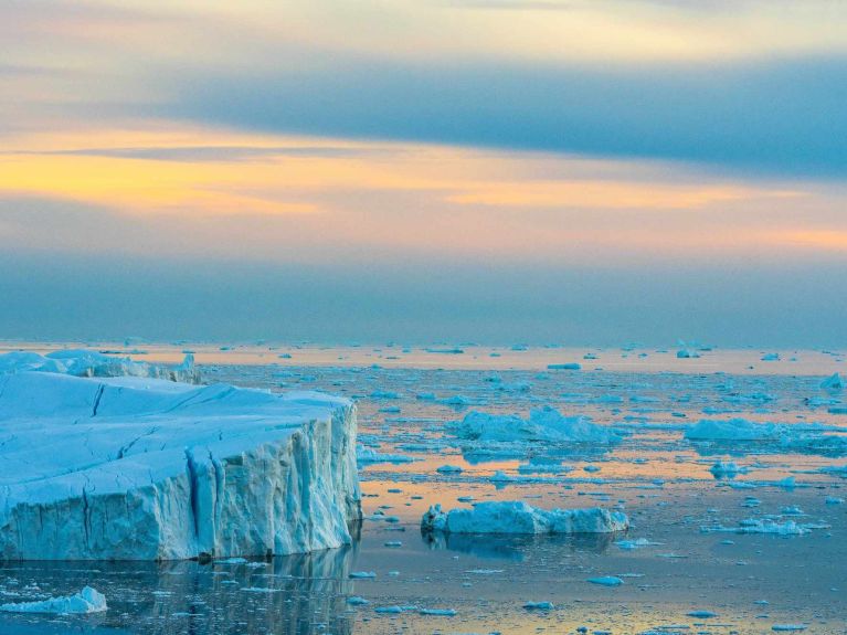 Zmiany klimatu powodują topnienie lodu i podnoszenie się poziomu morza.