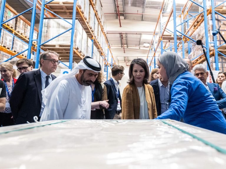 Außenministerin Baerbock besucht ein Lager des WFP in Dubai. 