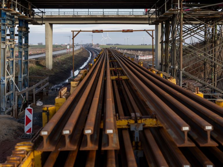 Los primeros nuevos raíles en las obras de la línea ferroviaria: un raíl mide 120 metros de largo y pesa 7200 kilos.
