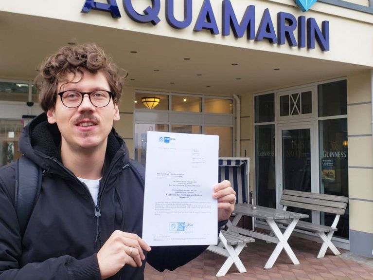 Michel Polak Carlota trabaja en un hotel del Mar Báltico.