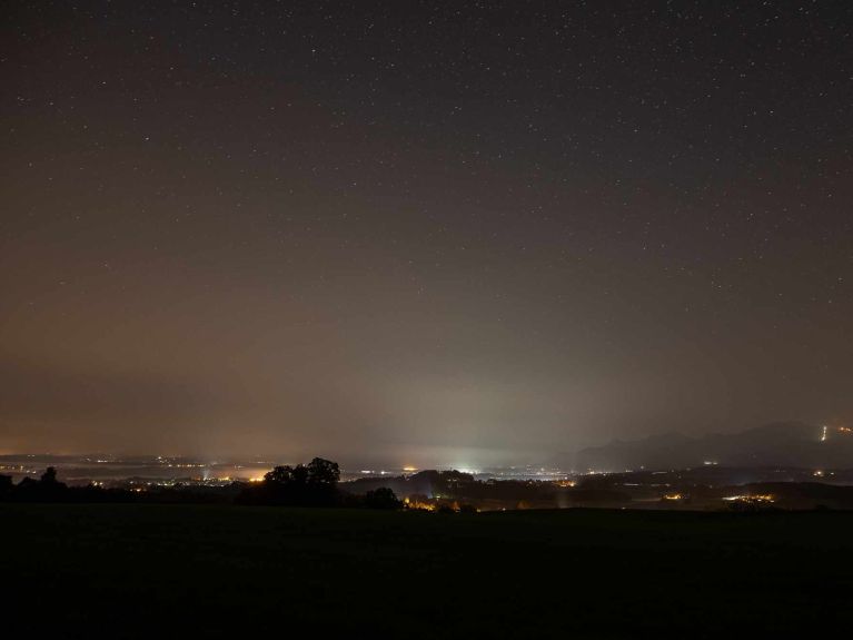 Sino luminoso sobre as cidades de Prien e Bernau na Baviera 