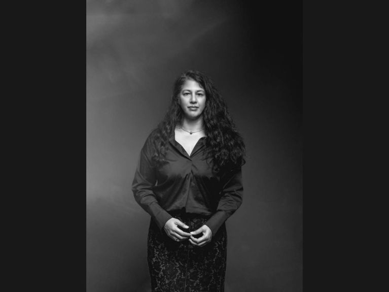 Deepa Gautam-Nigge: “Günün birinde beni aşağı çekmelerine izin vermek yerine farklılıklarımın en büyük gücüm olduğu gerçeğinin bana yol göstermesine karar verdim.” 