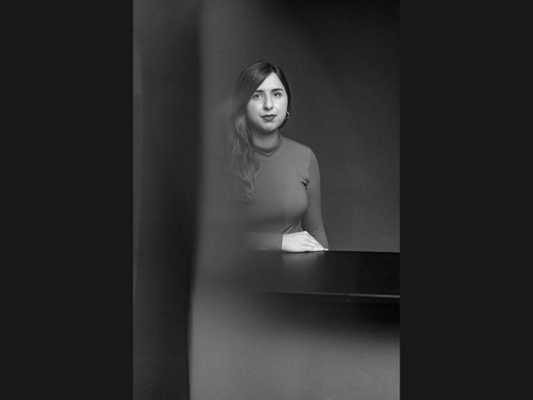 Mina Saidze: “Salam” yerine “sucuğa” benzesek bile en az Hans-Peter veya Margarethe kadar Almanız.” 