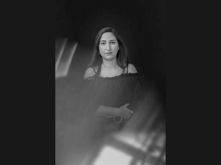 Özge Jacobsen: “İnternette komplo teorilerinin, sahte haberlerin ve nefret söylemlerinin arttığı şu dönemde karşıt görüşlere, gerçeklere, bilgilere ve aydınlanmaya ihtiyaç var.” 