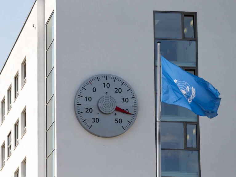Bina yüzeyindeki ikaz edici sanat: UNFCCC merkezindeki termometre 