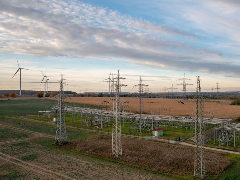 La red de distribución eléctrica alemana tiene 1,8 millones de kilómetros. La red de distribución eléctrica alemana tiene 1,8 millones de kilómetros.