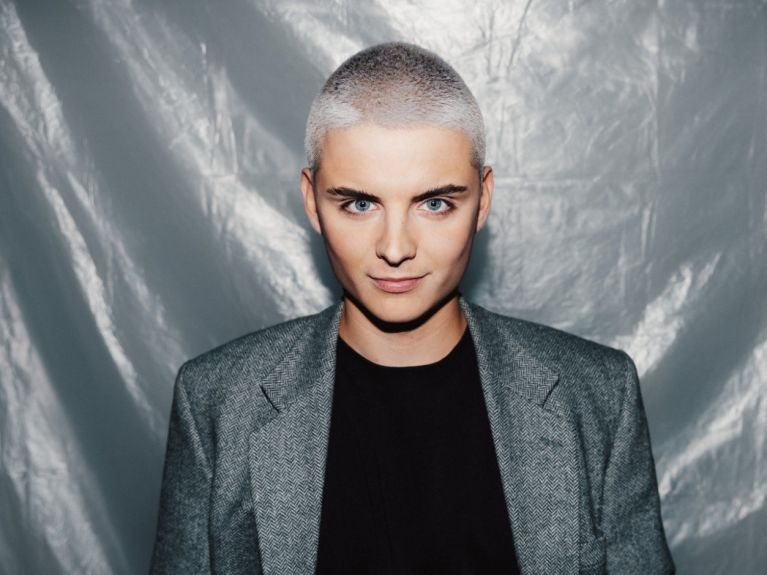 Fabian Grischkat se qualifie lui-même de « newsfluencer de confiance ». Fabian Grischkat se qualifie lui-même de « newsfluencer de confiance ».