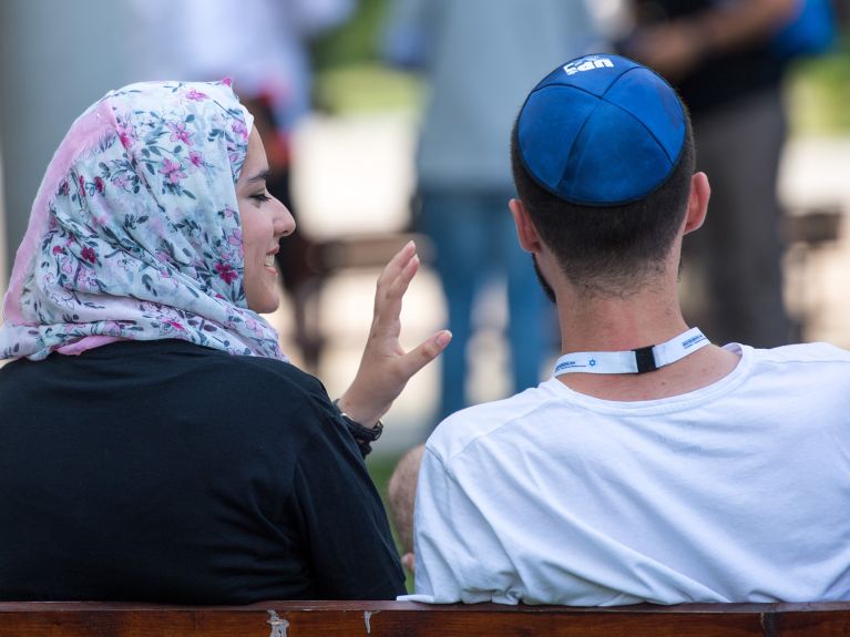 W ramach wymiany: młodzi ludzie zwiedzają Auschwitz – przed pandemią koronawirusa.