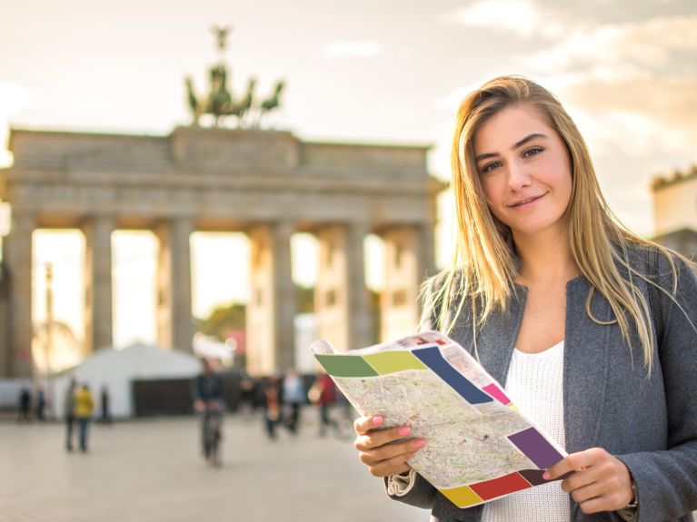 Touristin am Brandenburger Tor in Berlin