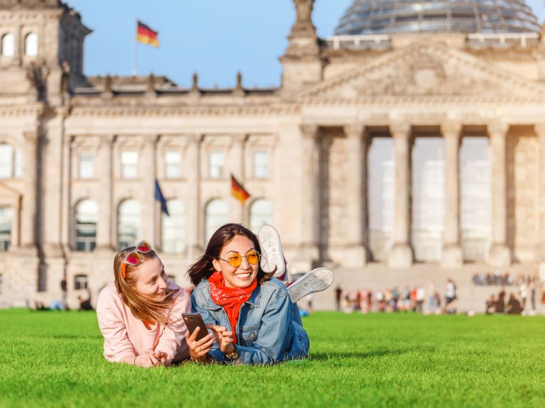 Odwiedzający Berlin przed budynkiem Reichstagu