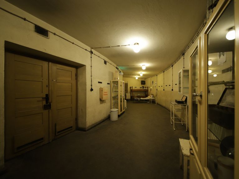 A sala de primeiros socorros no arquivo histórico Fichtebunker 
