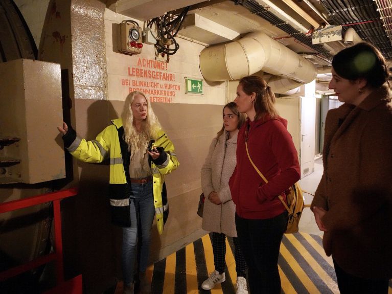 A diretora do museu, Heike Hollunder, durante uma visita guiada 