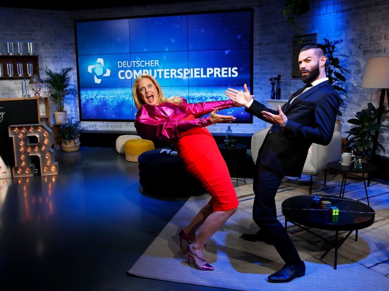 Barbara Schöneberger e Nino Kerl entregaram o Prêmio Alemão de Jogo de Computador 2020. 