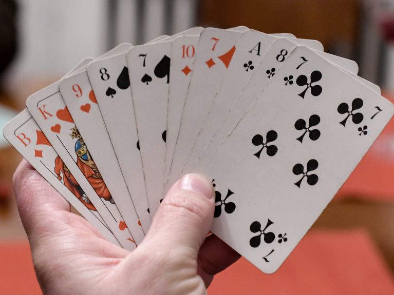 A los alemanes les encantan jugar a las cartas. A los alemanes les encantan jugar a las cartas.