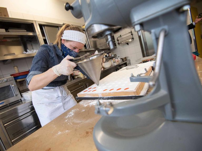 Une pâtissière en formation dans un centre professionnel