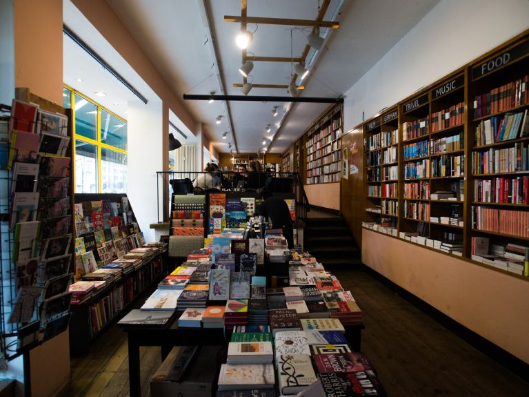 Avant la pandémie, les clients feuilletaient des livres dans la librairie voisine tout en mangeant des bagels.