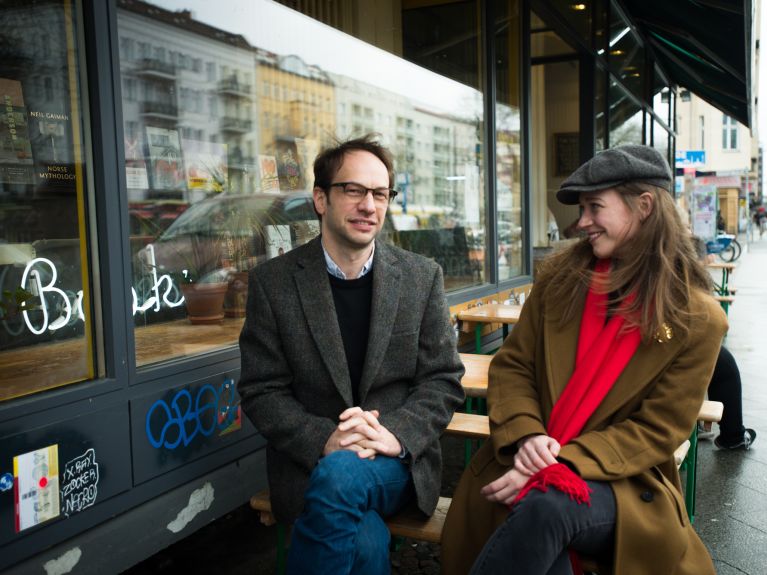  Laurel und ihr Mann Roman vor dem Buch- und Bagelladen.