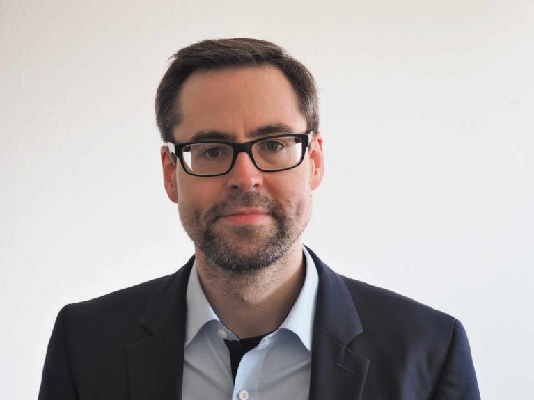 Philipp Effertz负责协调Hilde Domin计划。 Philipp Effertz负责协调Hilde Domin计划。