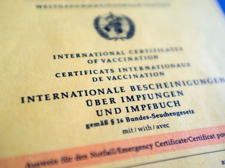 Un certificado alemán de vacunación, que todo alemán debería poseer. 