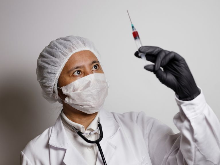 Многие прививки осуществляются с помощью шприца.