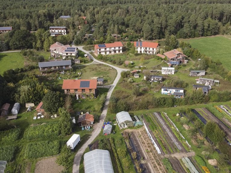 Em Sieben Linden existem 15 casas construídas com fardos de palha. Em Sieben Linden existem 15 casas construídas com fardos de palha.