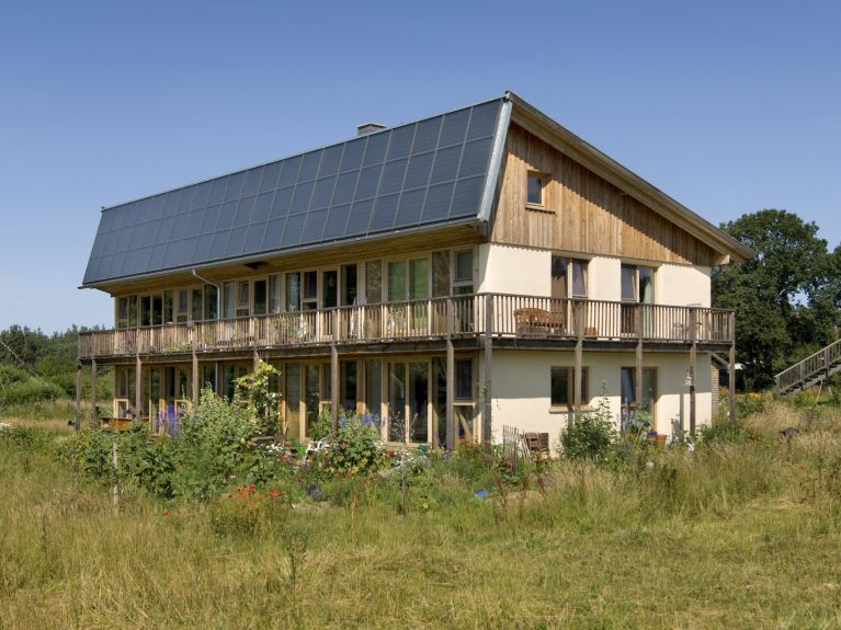 Esta casa é construída, entre outros materiais, com palha. Esta casa é construída, entre outros materiais, com palha.