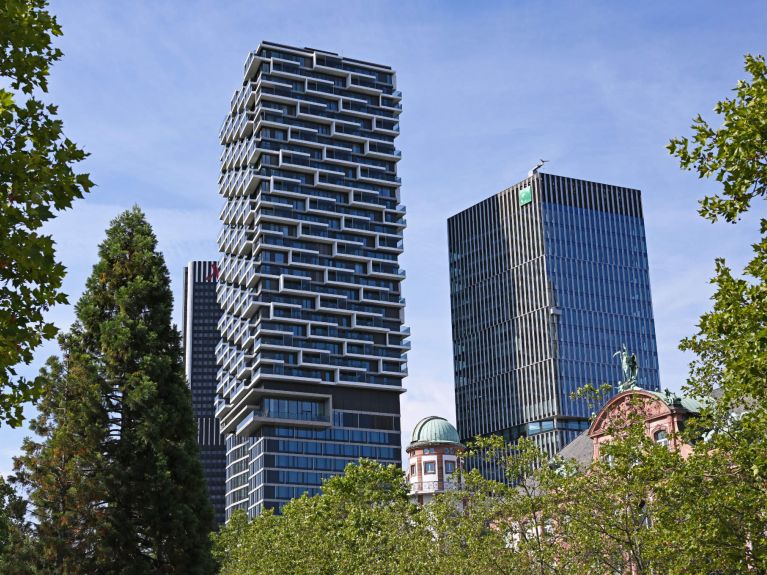 A fachada da Torre Senckenberg (dir.) é composta principalmente de alumínio reciclado.