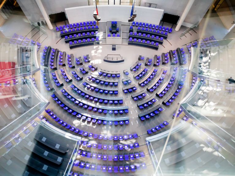 Blick in den leeren Plenarsaal des Bundestags