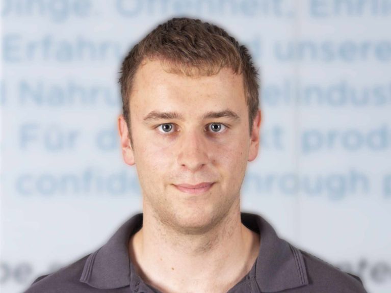 Florian Herold正在接受第三年的机械技术员的职业培训。