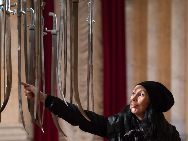 Sherminn Langhoff auprès d'une sculpture de Hale Tenger, exposée au théâtre Maxim Gorki en 2017. Avec son exposition, l’artiste turque fait référence à une série de coups d’Etat, d'attentats terroristes et à la spirale de violence au quotidien.