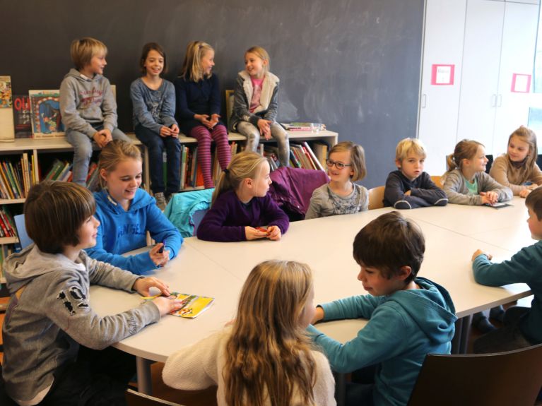     En algunos municipios, los niños también pueden sentarse a la mesa de negociación política.   