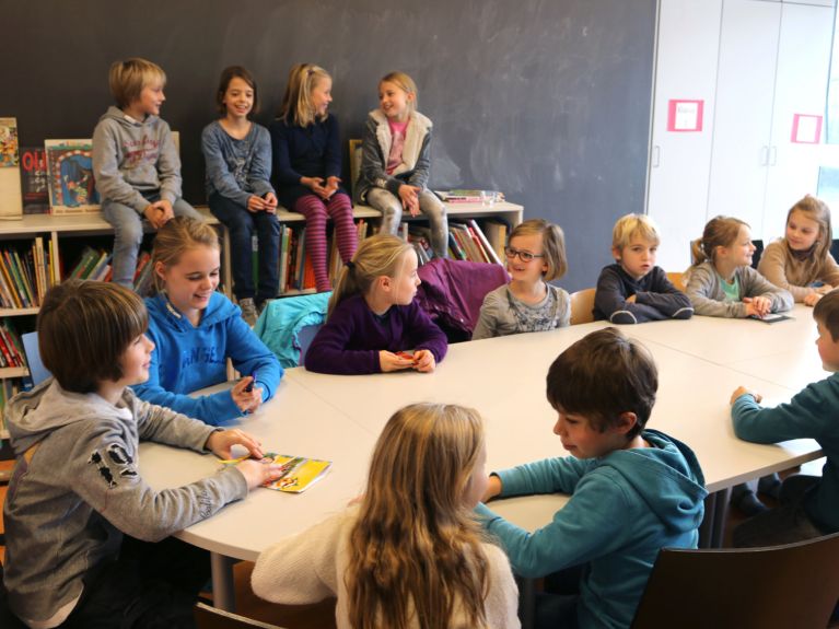 W niektórych gminach przy politycznym stole negocjacyjnym mogą zasiadać także dzieci. W niektórych gminach przy politycznym stole negocjacyjnym mogą zasiadać także dzieci.