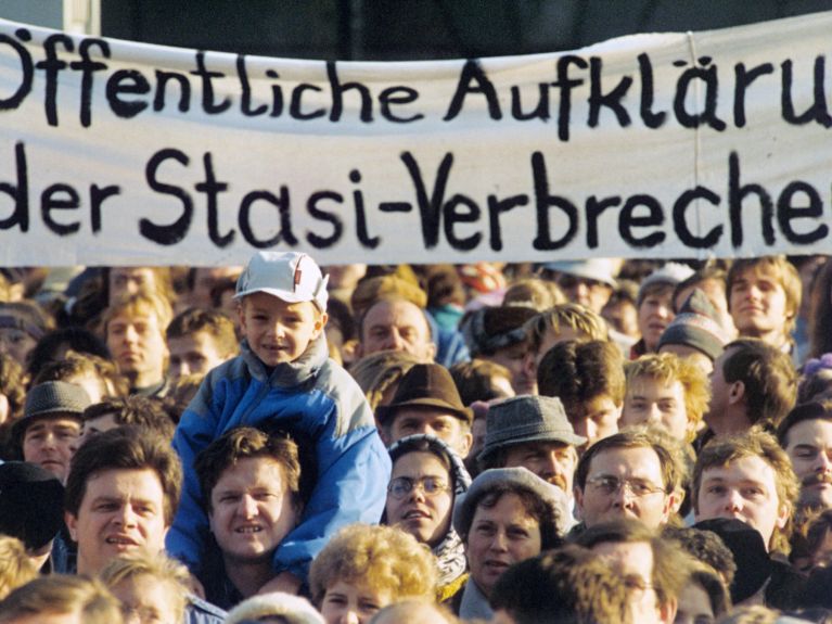 Berlim Oriental, 1989: «Esclarecimento público dos crimes do Stasi». 