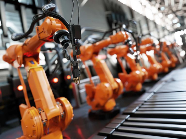 Braços de robô em uma fábrica inteligente 