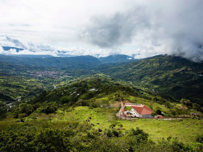 The mountains of Colombia are rich in raw materials. 