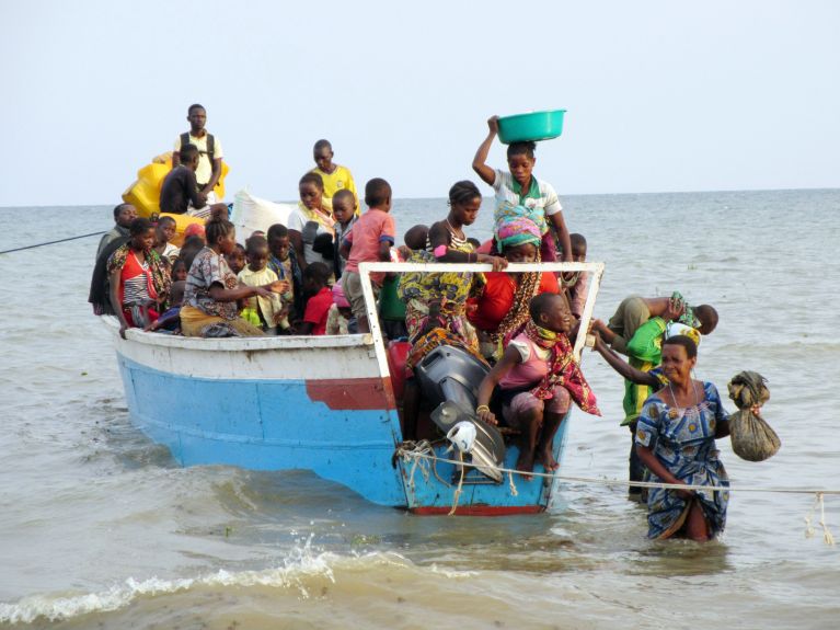 Personas que huyeron del Congo llegan en una barca a Sebagoro, Uganda 
