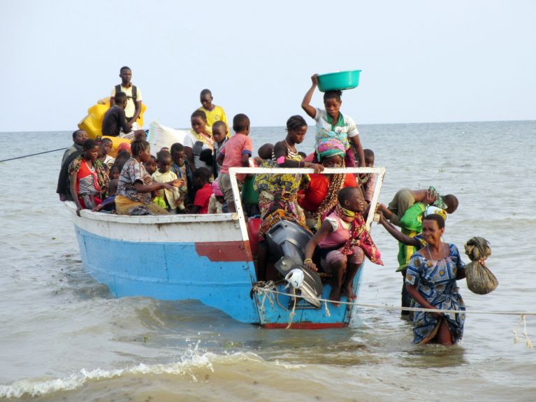 Personas que huyeron del Congo llegan en una barca a Sebagoro, Uganda Personas que huyeron del Congo llegan en una barca a Sebagoro, Uganda