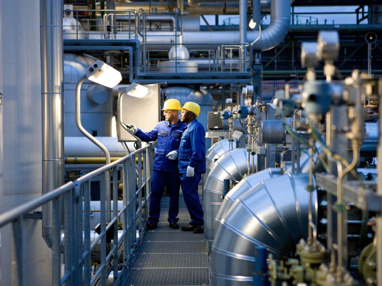 Two BASF employees at an inspection tour at the Ludwigshafen plant