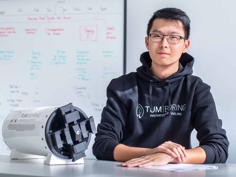 Projektleiter Haokun Zheng mit der Maschine von TUM Boring Projektleiter Haokun Zheng mit der Maschine von TUM Boring