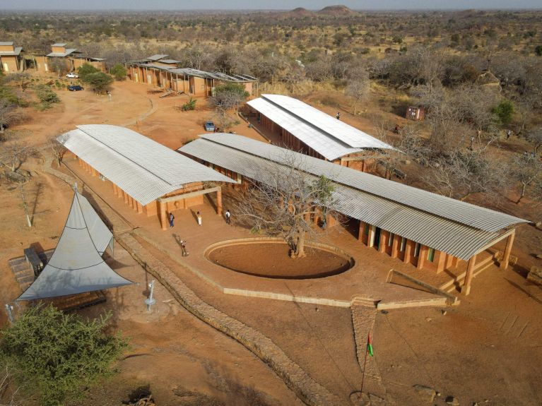 Die neue Grundschule in Kérés Heimatort Gando in Burkina Faso Die neue Grundschule in Kérés Heimatort Gando in Burkina Faso