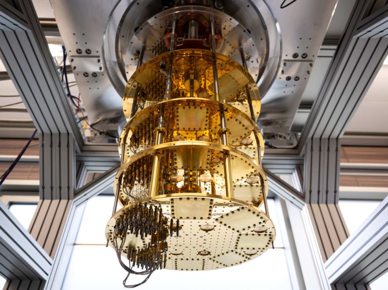 Cooling device for a quantum computer at Leibniz Supercomputing Centre in Garching Cooling device for a quantum computer at Leibniz Supercomputing Centre in Garching