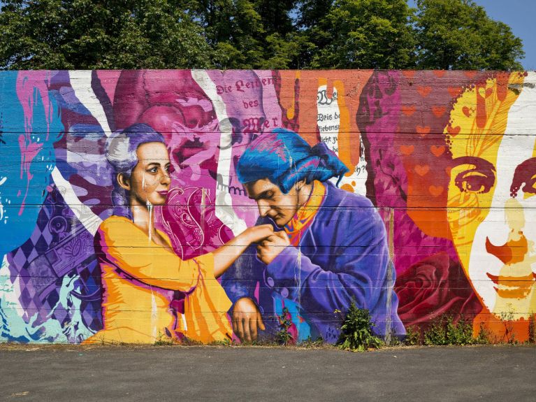 Güncel Goethe: Wetzlar’daki Lottehaus’da bulunan bu grafitide şair, Charlotte Buff ile birlikte betimleniyor. Güncel Goethe: Wetzlar’daki Lottehaus’da bulunan bu grafitide şair, Charlotte Buff ile birlikte betimleniyor.
