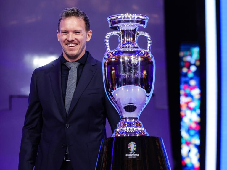 O técnico alemão, Julian Nagelsmann, e o desejado troféu do Campeonato Europeu 