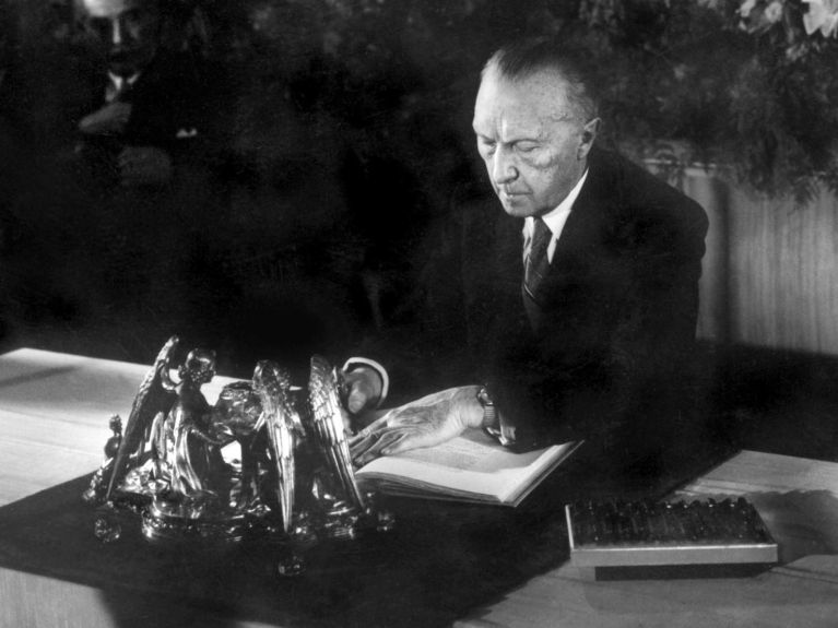 كونراد أديناور يوقِّع القانونَ الأساسيَّ في 23 مايو/أيار 1949 