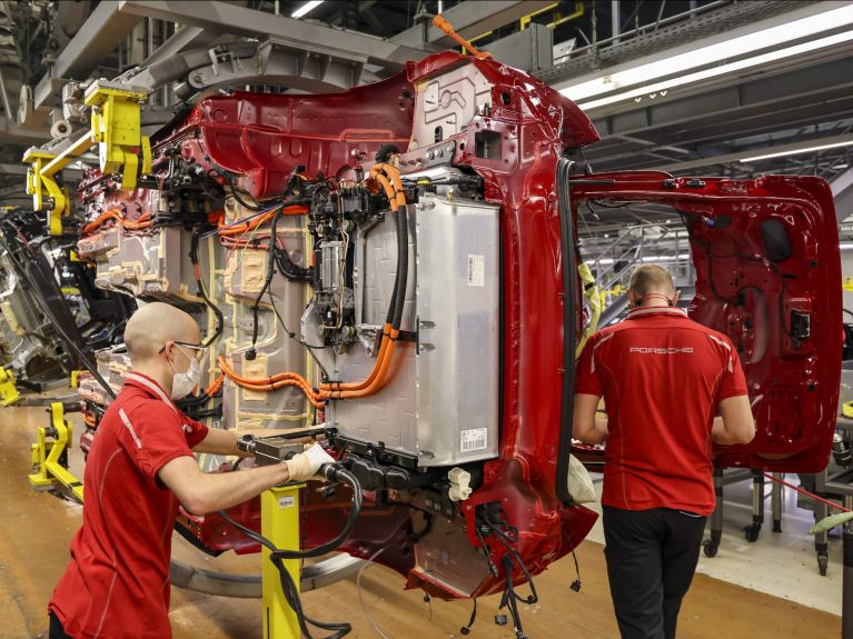 Porsche fabrikasında elektrik tahrikli bir arabanın montajı 