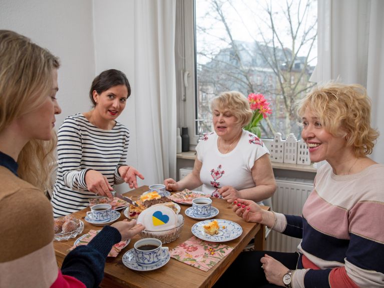 Daria Olefirenko rend visite à sa mère et sa grand-mère chez Sabine Nietmann.