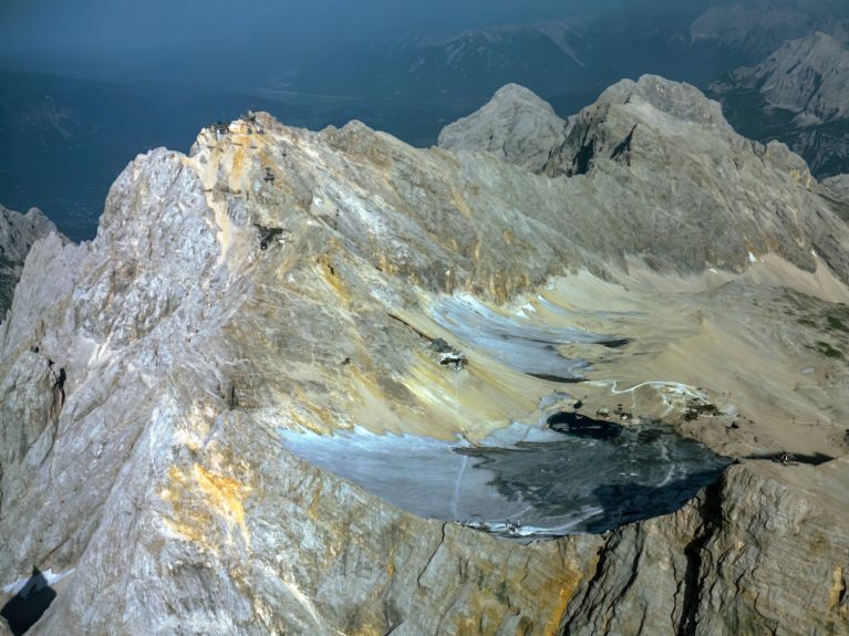 Die Zugspitze im Sommer, links oben im Bild  