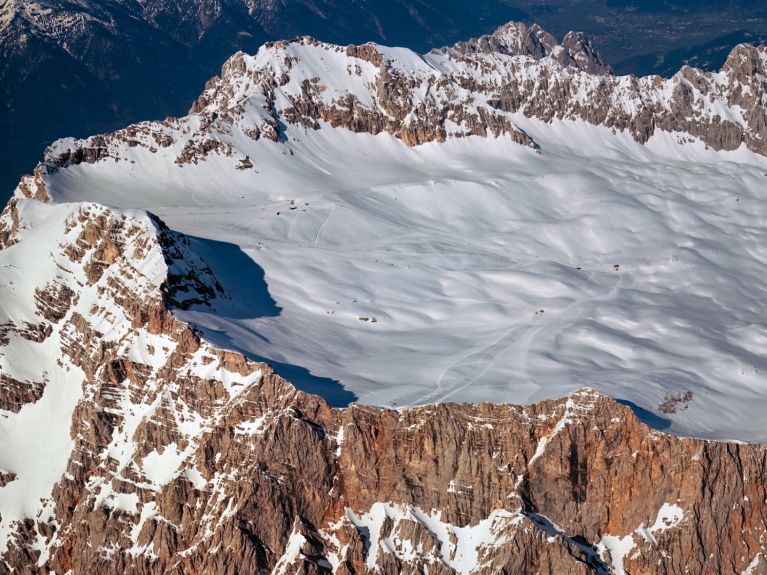 Die Zugspitze im Winter, links oben im Bild  